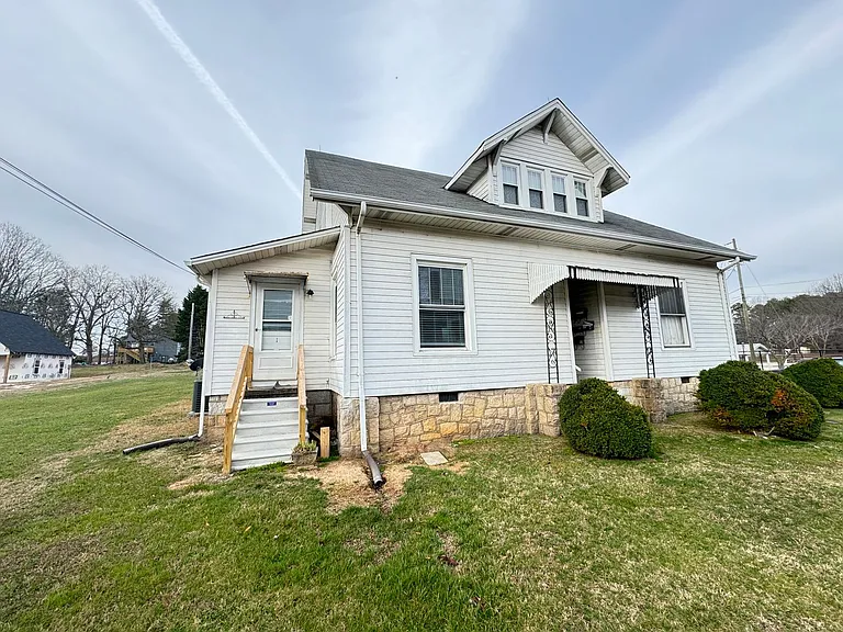 215 W Rice St — Photo 2