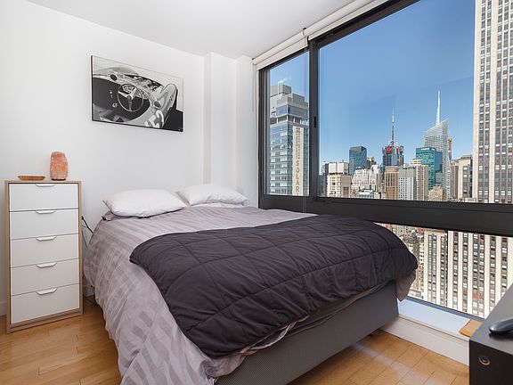 2nd image of 9 W 31st St