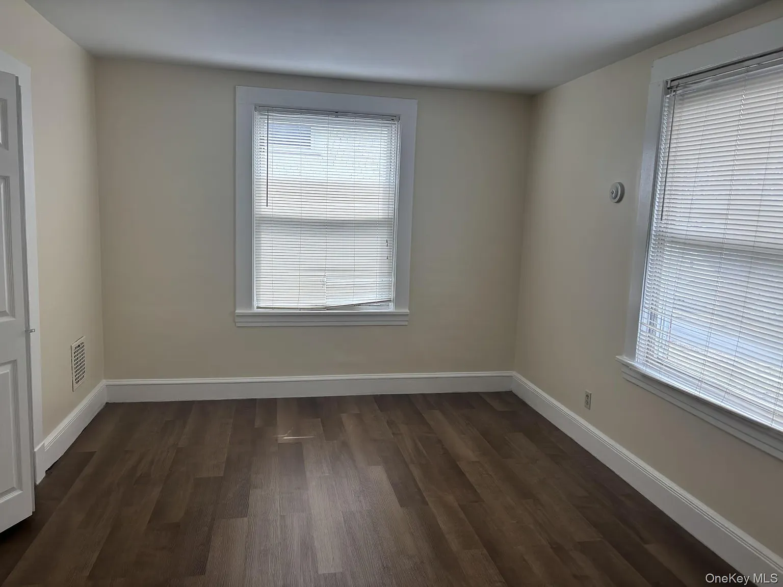 3 bed, 1.0 bath, 1300 sqft, $3,400 — Photo 2