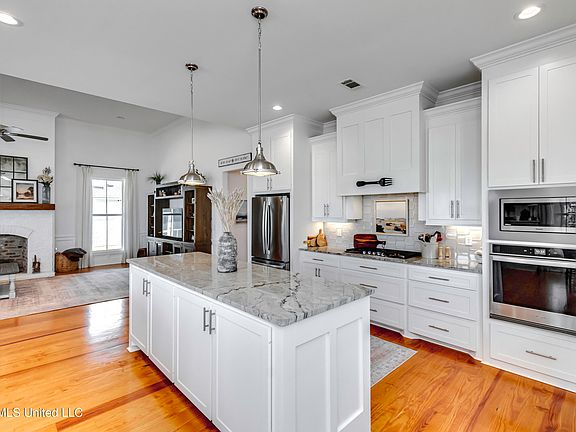 5th image of 1002 Crepe Myrtle Dr