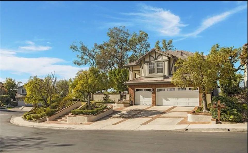 4 bed, 3.0 bath, 3300 sqft, $6,800 — Photo 3