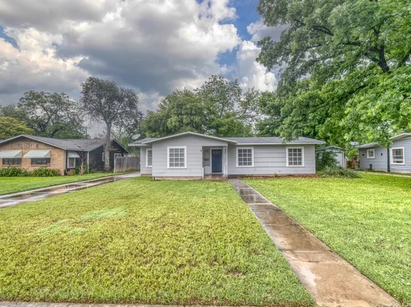 832 Maple St, Uvalde, TX 78801