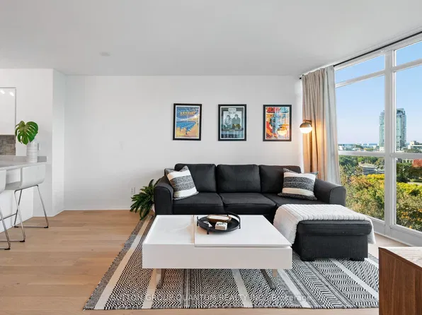 219 Fort York Blvd #1110, Toronto, ON M5V 1B1