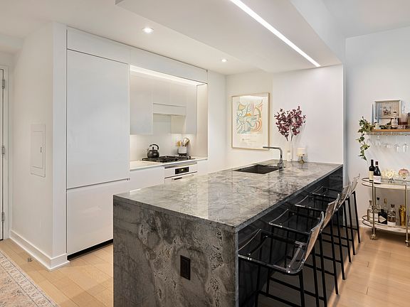 4th image of 400 Park Ave S #25G
