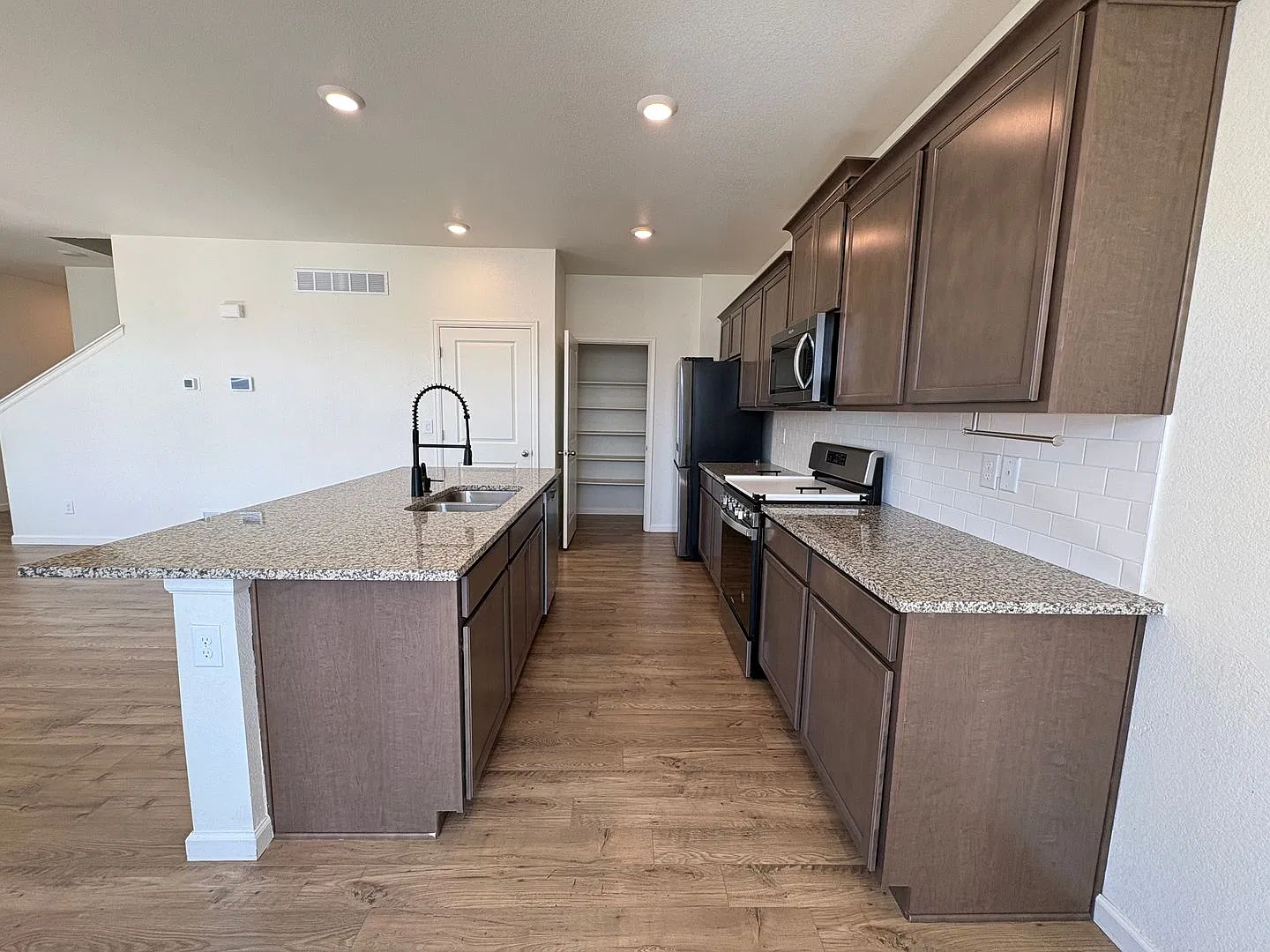Beautiful 4 Bed 3 Bath in Lorson Ranch — Photo 2