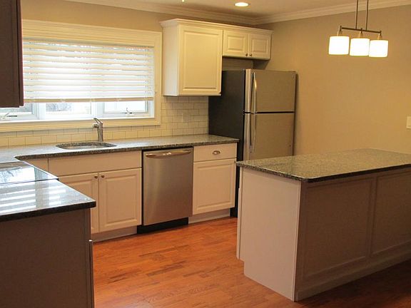 Granit Counter Tops / Stainless steel appliances