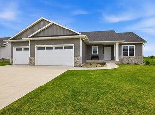 425 Dutch Dr, Robins, IA 52328