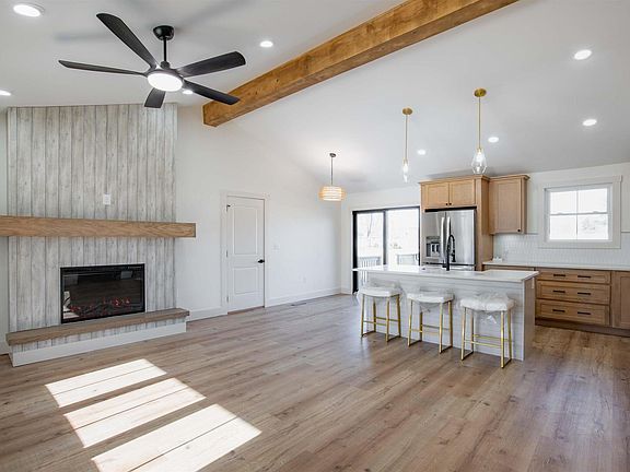 4th image of 1006 Hillcrest Dr