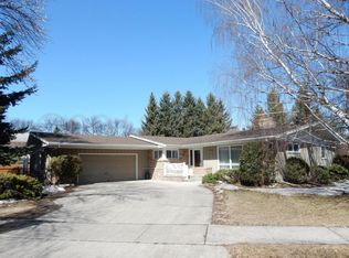 2807 Clover Dr, Grand Forks, ND 58201