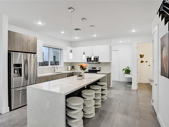 2nd image of 809 SW 7th Ave