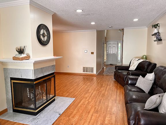 5th image of 8 Coral Ct
