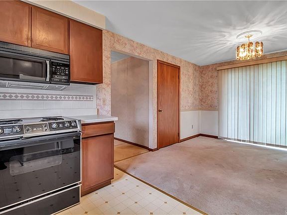 3rd image of 276 Belmont Ct W