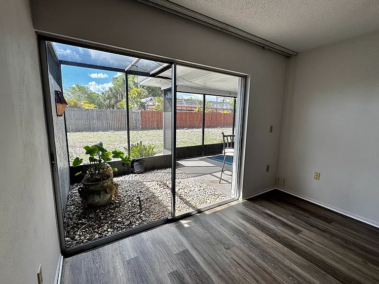 4368 Eastwood Dr — Photo 8