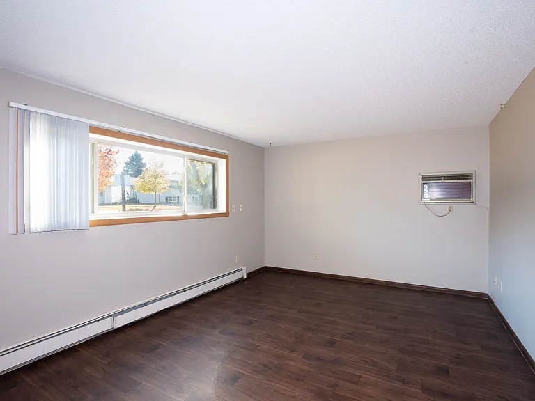 Fargo, ND Country Club Apartments | 21B | Living