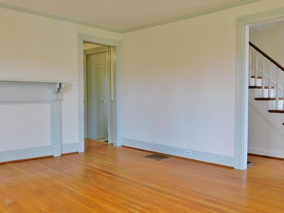 5th image of 1718 Market St E