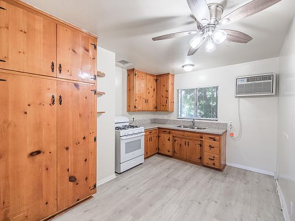 4th image of 14215 Sylvan St APT 5