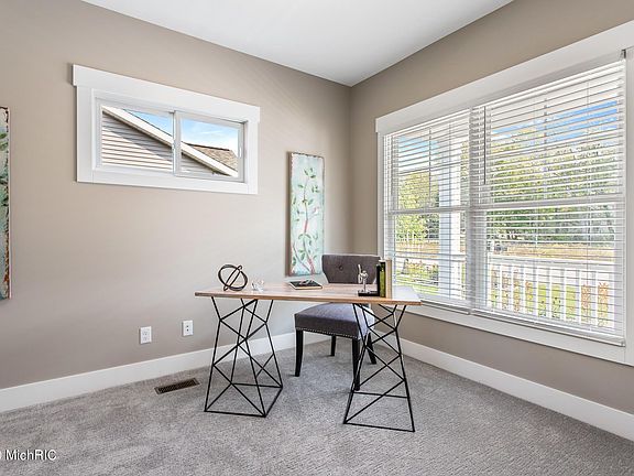 5th image of 1053 Maplewood Ct