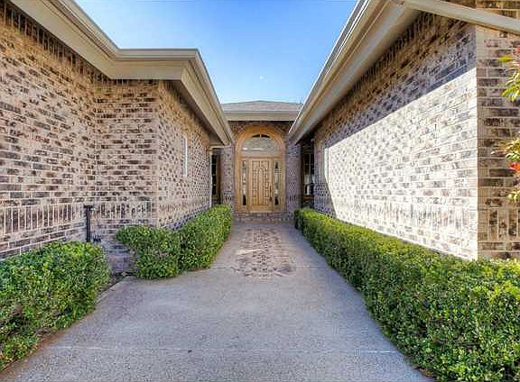 2nd image of 5821 Via Cuesta Dr