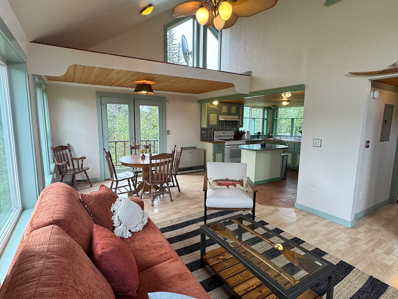 3 bed, 1.5 bath, 1384 sqft, $2,500 — Photo 4