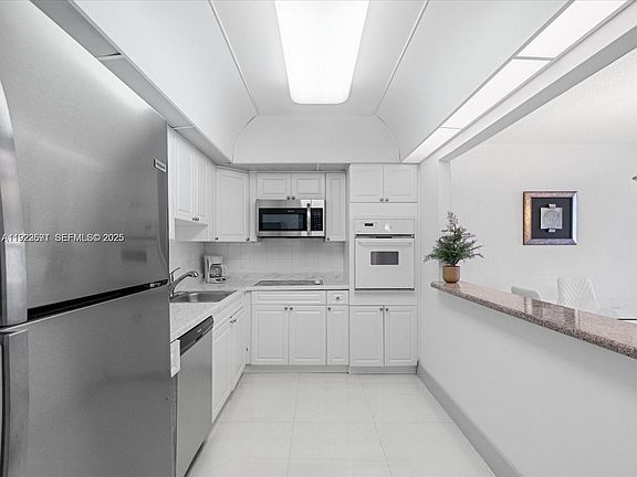 5th image of 19370 E Collins Ave #625