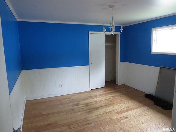3rd image of 211 S Douglas St