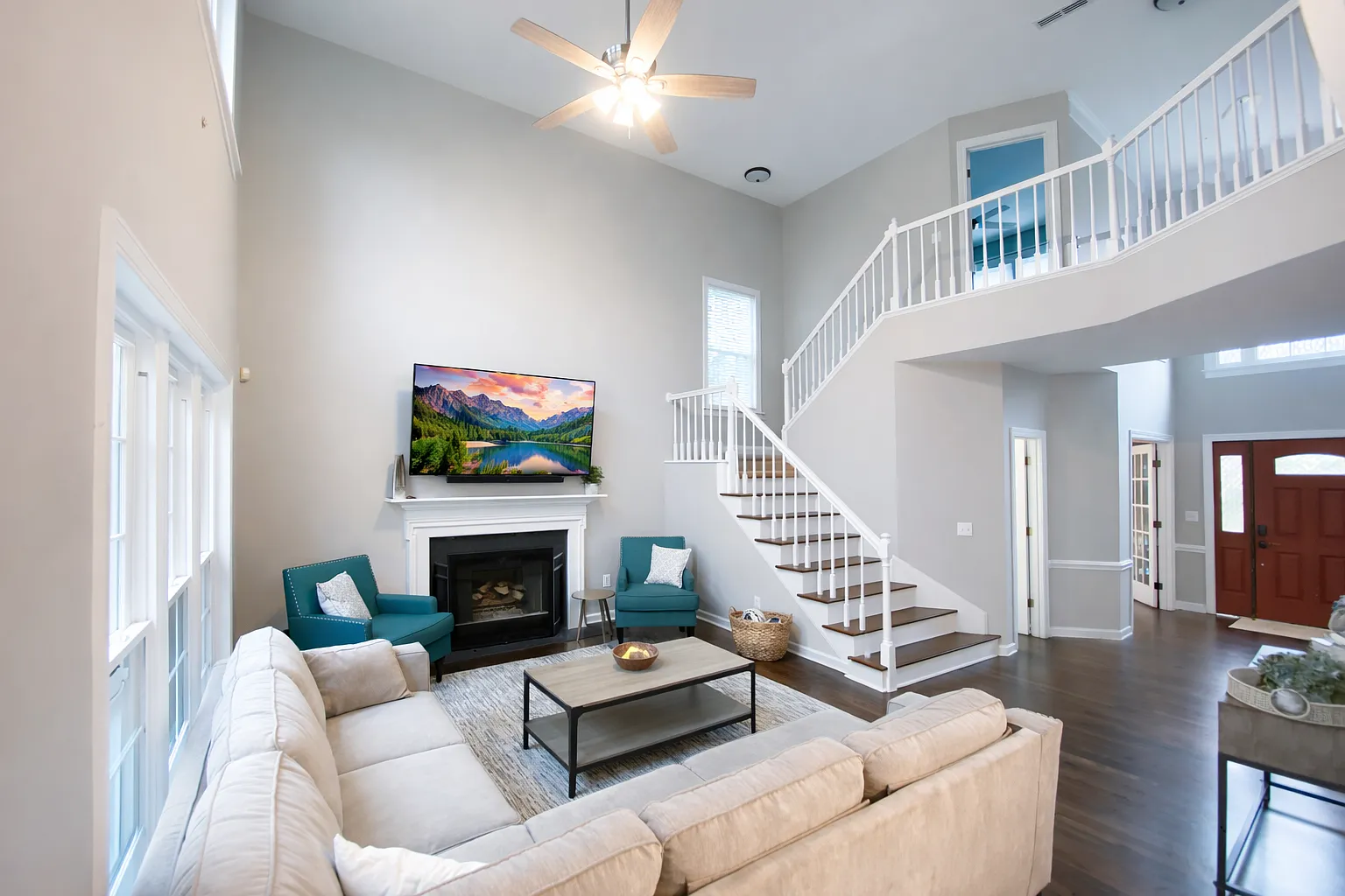5 bed, 2.5 bath, 2815 sqft, $9,500 — Photo 2