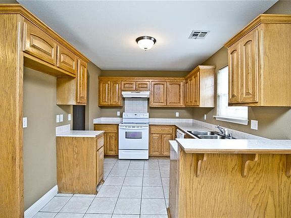 5th image of 540 Dogwood St