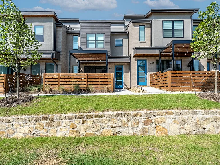 917 Emerling Dr — Photo 3