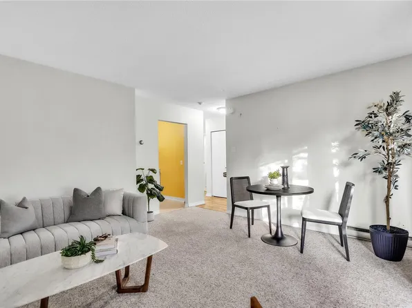 1597 Midgard Ave #204, Saanich, BC V8P 2Y2