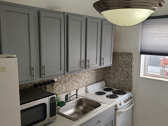 5th image of 1614 Meridian Ave APT 2