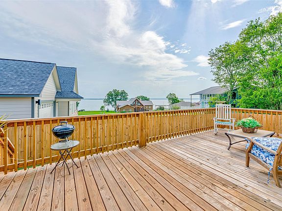 5th image of 646 Echo Ln