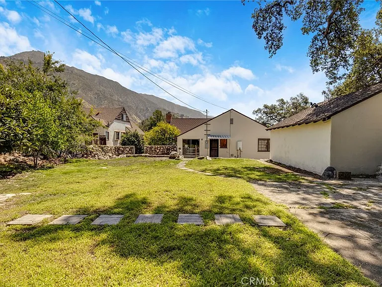 2151 N Altadena Dr — Photo 27