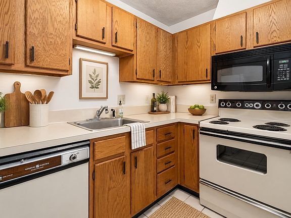 3rd image of 666 Main St APT 208