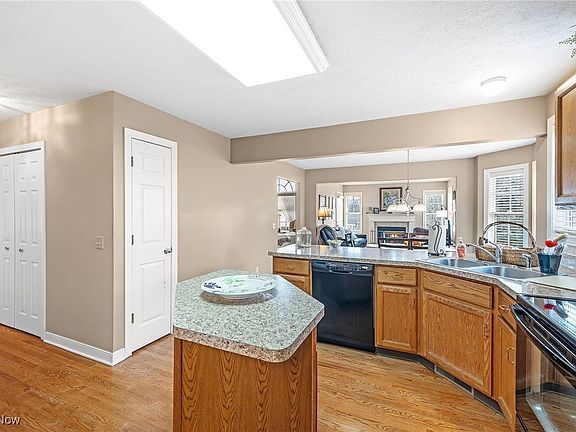 5th image of 2939 Woodcrest Dr