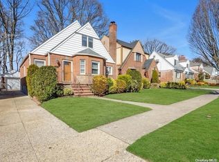 22027 Kingsbury Ave, Oakland Gardens, NY 11364