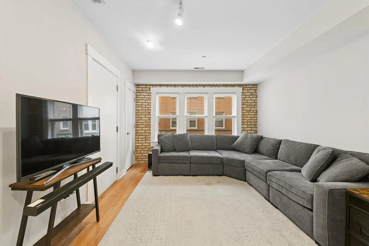 2 bed, 933 sqft, $2,100 — Photo 2