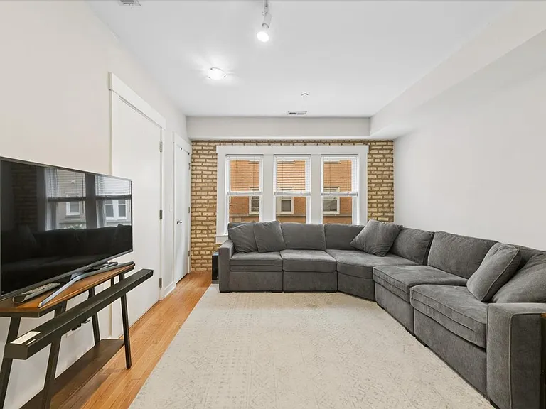 2541 Prairie Ave #1 — Photo 2