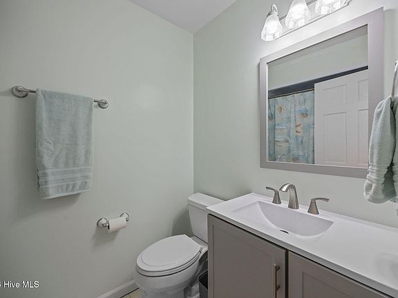 5th image of 305 E Bay Drive
