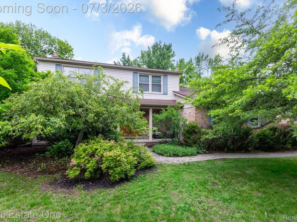 6011 Walker Dr, Troy, MI 48085
