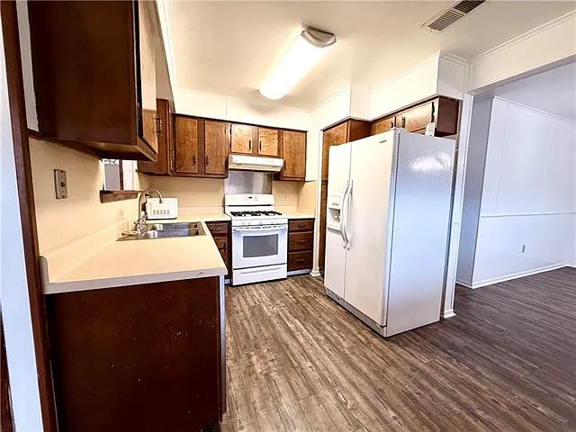 3 bed, 1.0 bath, 1273 sqft, $1,800 — Photo 4