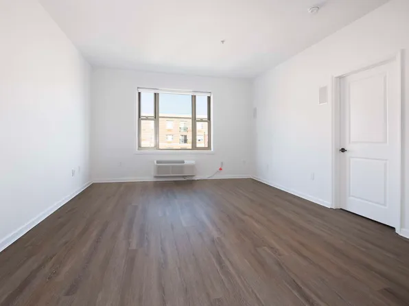 55 Riverwalk Place image 11 of 38