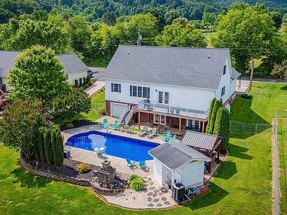 2nd image of 116 Mustang Valley Ln