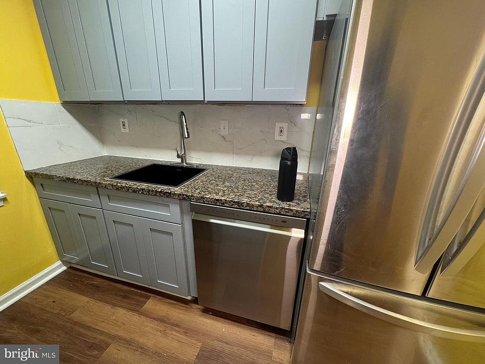 Diswasher, garbage disposal in kitchen