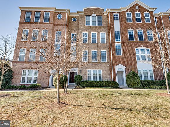 4th image of 20654 Sibbald Sq