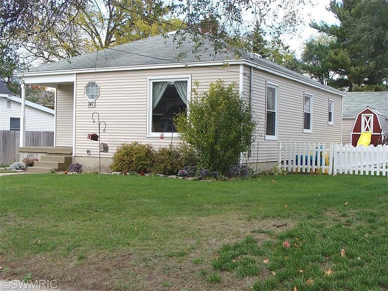 1st image of 747 Graceland St NE