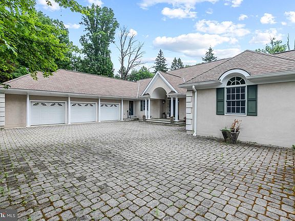 4th image of 325 Cherry Hill Rd