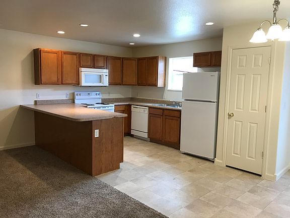 3rd image of 402 Yarrow Cir