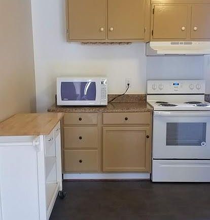 Another view of the the kitchen.