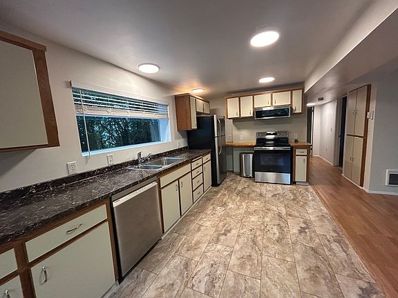 4th image of 61 Olympic Ln