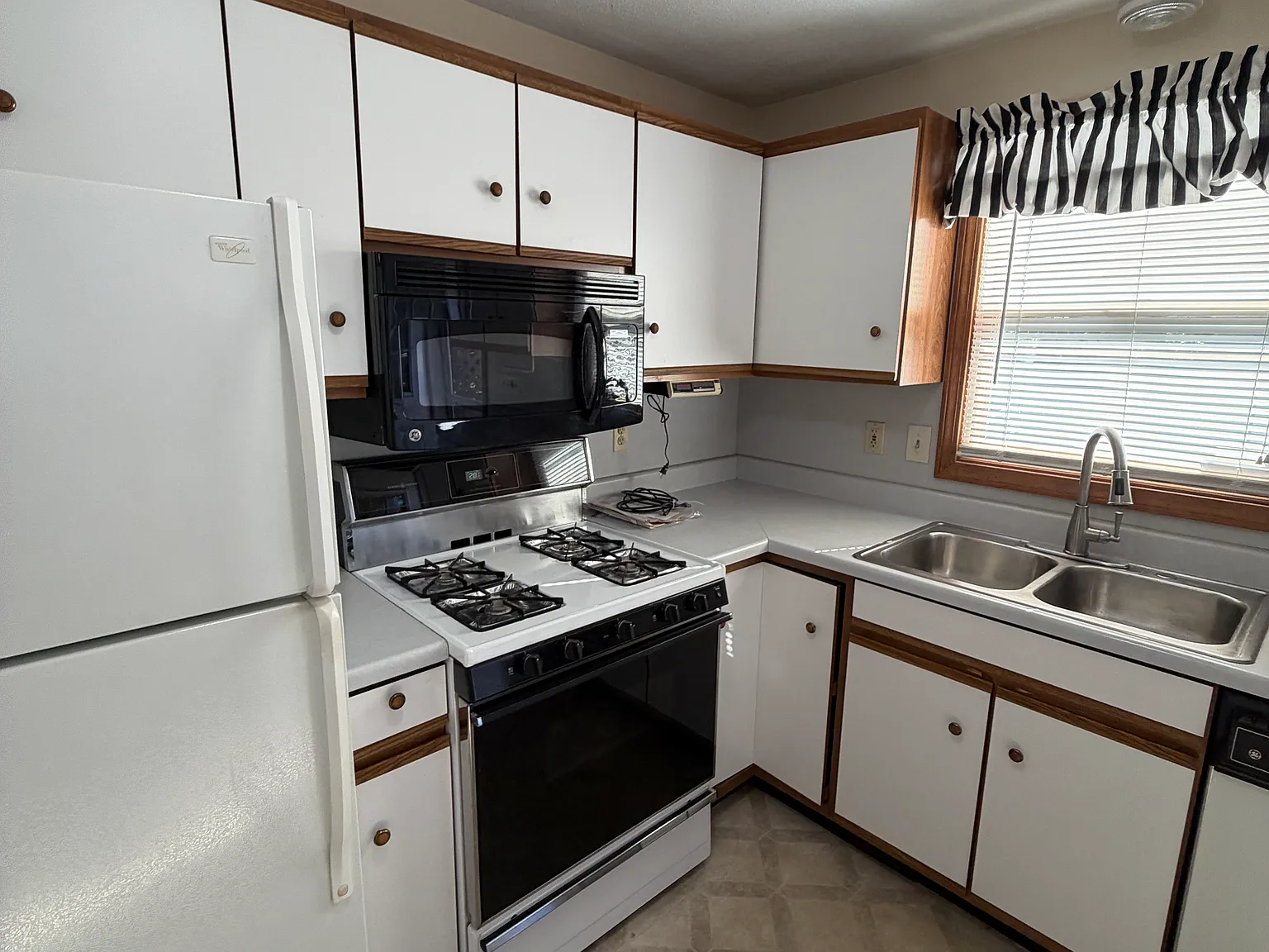 2 bed, 1.5 bath, 882 sqft, $2,250 — Photo 3